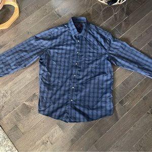 Untuckit button down long sleeve shirt size Large